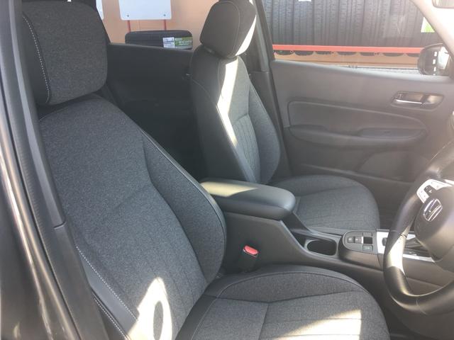 フィット ｅ：ＨＥＶホーム　試乗車アップ　純正ディスプレイオーディオ　ＬＥＤ　禁煙車　前後誤発進抑制機能　クリソナ　助手席エアバッグ　運転席エアバッグ　アイドリングストップ　ＵＳＢ接続　バックカメラ　ＡＢＳ　サイドエアバッグ（4枚目）