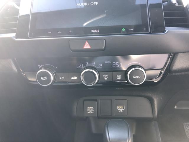 フィット ｅ：ＨＥＶホーム　試乗車アップ　純正ディスプレイオーディオ　ＬＥＤ　禁煙車　前後誤発進抑制機能　クリソナ　助手席エアバッグ　運転席エアバッグ　アイドリングストップ　ＵＳＢ接続　バックカメラ　ＡＢＳ　サイドエアバッグ（10枚目）