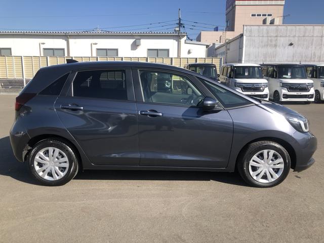 フィット ｅ：ＨＥＶホーム　試乗車アップ　純正ディスプレイオーディオ　ＬＥＤ　禁煙車　前後誤発進抑制機能　クリソナ　助手席エアバッグ　運転席エアバッグ　アイドリングストップ　ＵＳＢ接続　バックカメラ　ＡＢＳ　サイドエアバッグ（33枚目）