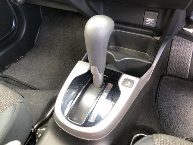 フィット １３Ｇ・Ｆパッケージ　純正ナビ　ドラレコ　ワンオーナー　禁煙車　イモビ　ＤＶＤ再生可能　スマ－トキ－　記録簿有り　ＶＳＡ　ＥＴＣ付き　地デジＴＶ　助手席エアバッグ　オートエアコン　エアバック　ＰＳ　キ－フリ－　Ｄレコ　ＰＷ（10枚目）