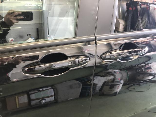 �y�h�A�n���h���z�g���������X�}�[�g�L�[���g�т��A���b�N�{�^���A�h�A�n���h���𑀍삷�邱�ƂŎ{����������ł��܂��B