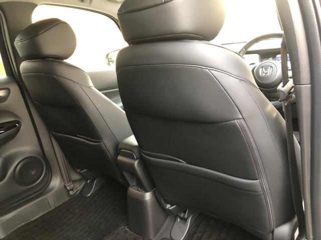 �y���ȃV�[�g�z�V�[�g�㑤�ɕ֗��Ȏ��[�|�P�b�g������܂��B