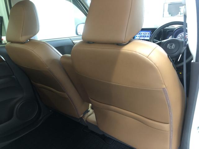 �y���ȃV�[�g�z�V�[�g�㑤�ɕ֗��Ȏ��[�|�P�b�g������܂��B