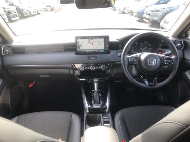 ヴェゼル ｅ：ＨＥＶＺ　試乗車アップ　純正ナビ　ＥＴＣ　ドラレコ　ＬＥＤ　シートヒーター　地上デジタル　ＵＳＢ入力　ハンズフリーテールゲート　シートＨ　サイドエアＢ　禁煙車両　ダブルエアコン　パークセンサー　リヤカメラ（3枚目）