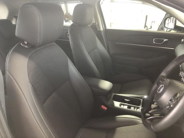 ヴェゼル ｅ：ＨＥＶＺ　試乗車アップ　純正ナビ　ＥＴＣ　ドラレコ　ＬＥＤ　シートヒーター　地上デジタル　ＵＳＢ入力　ハンズフリーテールゲート　シートＨ　サイドエアＢ　禁煙車両　ダブルエアコン　パークセンサー　リヤカメラ（4枚目）