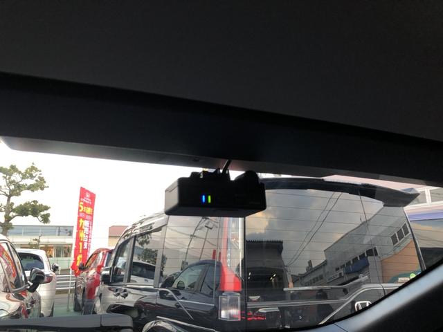 ヴェゼル ｅ：ＨＥＶＺ　純正ナビ　ＥＴＣ　前後ドラレコ　ＬＥＤ　アルミホイール　ブラインドスポットインフォメーション　地上デジタル　ＵＳＢ入力　ハンズフリーテールゲート　ワンオーナ－　シートＨ　サイドエアＢ　禁煙車両　ＥＳＣ（9枚目）