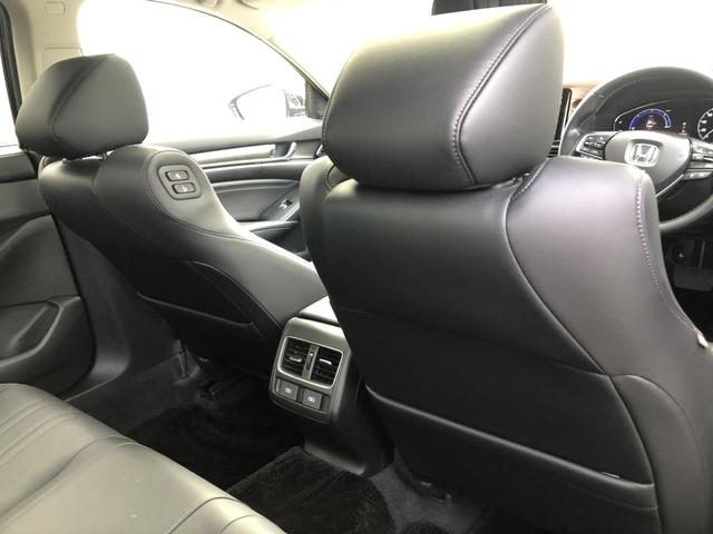 �y���ȃV�[�g�z�V�[�g�㑤�ɕ֗��Ȏ��[�|�P�b�g������܂��B