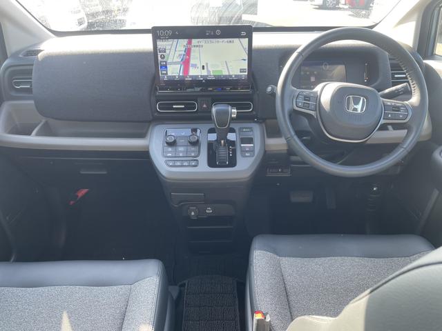 フリード ｅ：ＨＥＶエアーＥＸ　ワンオーナー　禁煙車　純正ナビ　ＥＴＣ　ブラインドスポットインフォメーション　両側電動ドア　ＥＳＣ　ＤＶＤ　サイドエアバッグ　フルオートエアコン　全周囲カメラ　前後誤発進抑制　両側ＰＳＤ　フルセグ（2枚目）