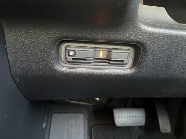 フリード ｅ：ＨＥＶエアーＥＸ　ワンオーナー　禁煙車　純正ナビ　ＥＴＣ　ブラインドスポットインフォメーション　両側電動ドア　ＥＳＣ　ＤＶＤ　サイドエアバッグ　フルオートエアコン　全周囲カメラ　前後誤発進抑制　両側ＰＳＤ　フルセグ（6枚目）