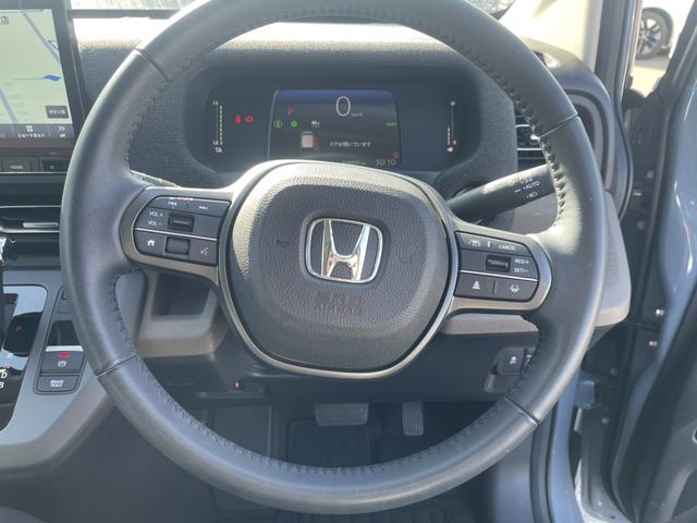 フリード ｅ：ＨＥＶエアーＥＸ　ワンオーナー　禁煙車　純正ナビ　ＥＴＣ　ブラインドスポットインフォメーション　両側電動ドア　ＥＳＣ　ＤＶＤ　サイドエアバッグ　フルオートエアコン　全周囲カメラ　前後誤発進抑制　両側ＰＳＤ　フルセグ（7枚目）