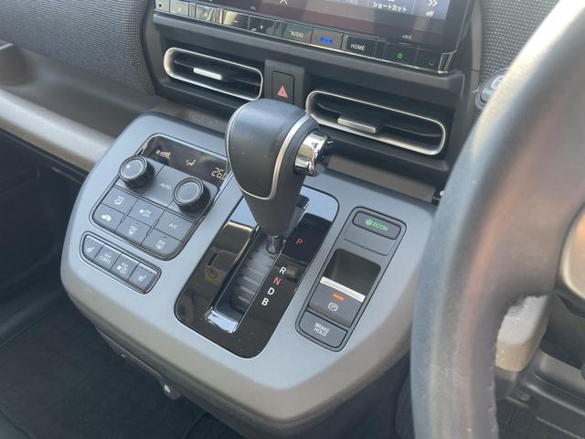 フリード ｅ：ＨＥＶエアーＥＸ　ワンオーナー　禁煙車　純正ナビ　ＥＴＣ　ブラインドスポットインフォメーション　両側電動ドア　ＥＳＣ　ＤＶＤ　サイドエアバッグ　フルオートエアコン　全周囲カメラ　前後誤発進抑制　両側ＰＳＤ　フルセグ（9枚目）