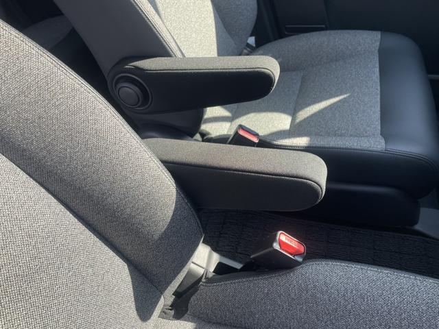 フリード ｅ：ＨＥＶエアーＥＸ　ワンオーナー　禁煙車　純正ナビ　ＥＴＣ　ブラインドスポットインフォメーション　両側電動ドア　ＥＳＣ　ＤＶＤ　サイドエアバッグ　フルオートエアコン　全周囲カメラ　前後誤発進抑制　両側ＰＳＤ　フルセグ（10枚目）