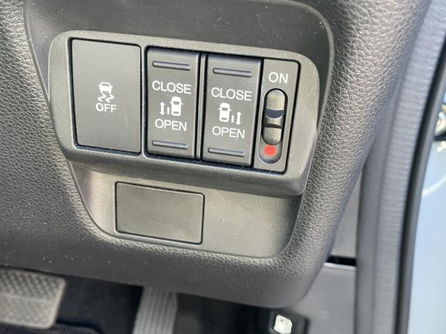 フリード ｅ：ＨＥＶエアーＥＸ　ワンオーナー　禁煙車　純正ナビ　ＥＴＣ　ブラインドスポットインフォメーション　両側電動ドア　ＥＳＣ　ＤＶＤ　サイドエアバッグ　フルオートエアコン　全周囲カメラ　前後誤発進抑制　両側ＰＳＤ　フルセグ（13枚目）