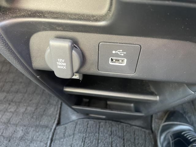 フリード ｅ：ＨＥＶエアーＥＸ　ワンオーナー　禁煙車　純正ナビ　ＥＴＣ　ブラインドスポットインフォメーション　両側電動ドア　ＥＳＣ　ＤＶＤ　サイドエアバッグ　フルオートエアコン　全周囲カメラ　前後誤発進抑制　両側ＰＳＤ　フルセグ（14枚目）