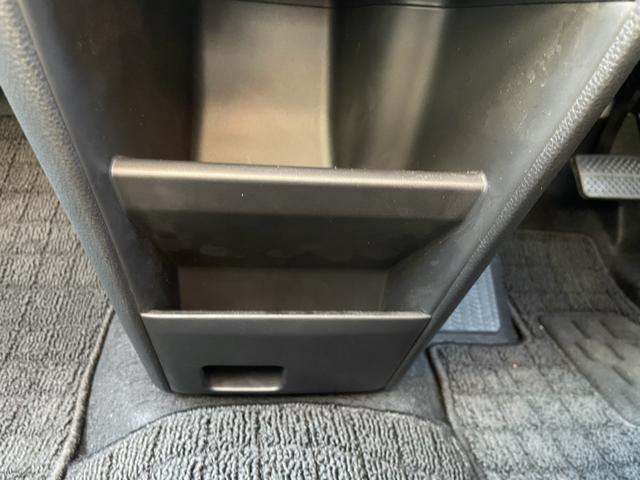 フリード ｅ：ＨＥＶエアーＥＸ　ワンオーナー　禁煙車　純正ナビ　ＥＴＣ　ブラインドスポットインフォメーション　両側電動ドア　ＥＳＣ　ＤＶＤ　サイドエアバッグ　フルオートエアコン　全周囲カメラ　前後誤発進抑制　両側ＰＳＤ　フルセグ（15枚目）