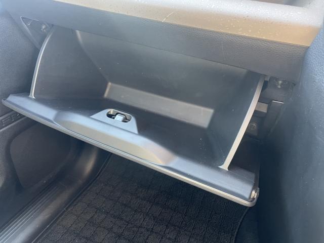 フリード ｅ：ＨＥＶエアーＥＸ　ワンオーナー　禁煙車　純正ナビ　ＥＴＣ　ブラインドスポットインフォメーション　両側電動ドア　ＥＳＣ　ＤＶＤ　サイドエアバッグ　フルオートエアコン　全周囲カメラ　前後誤発進抑制　両側ＰＳＤ　フルセグ（16枚目）