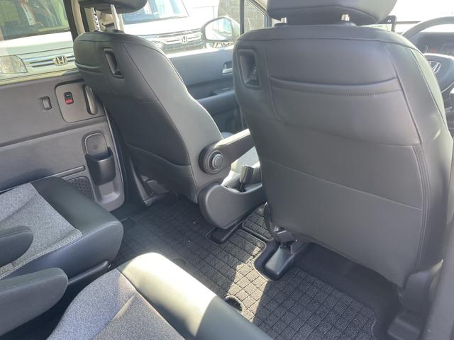 フリード ｅ：ＨＥＶエアーＥＸ　ワンオーナー　禁煙車　純正ナビ　ＥＴＣ　ブラインドスポットインフォメーション　両側電動ドア　ＥＳＣ　ＤＶＤ　サイドエアバッグ　フルオートエアコン　全周囲カメラ　前後誤発進抑制　両側ＰＳＤ　フルセグ（17枚目）