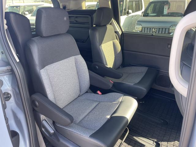 フリード ｅ：ＨＥＶエアーＥＸ　ワンオーナー　禁煙車　純正ナビ　ＥＴＣ　ブラインドスポットインフォメーション　両側電動ドア　ＥＳＣ　ＤＶＤ　サイドエアバッグ　フルオートエアコン　全周囲カメラ　前後誤発進抑制　両側ＰＳＤ　フルセグ（18枚目）