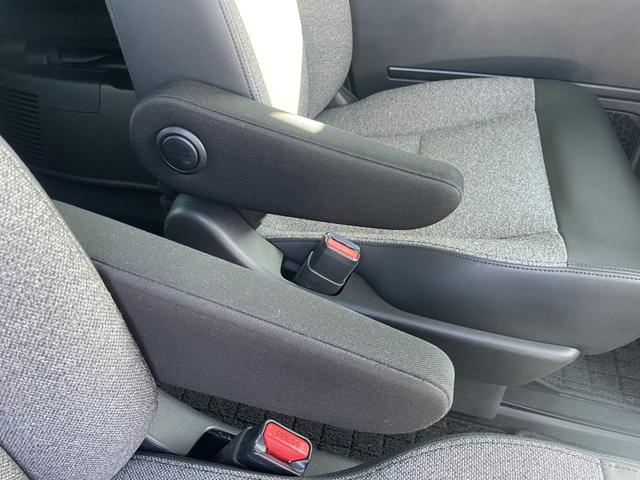 フリード ｅ：ＨＥＶエアーＥＸ　ワンオーナー　禁煙車　純正ナビ　ＥＴＣ　ブラインドスポットインフォメーション　両側電動ドア　ＥＳＣ　ＤＶＤ　サイドエアバッグ　フルオートエアコン　全周囲カメラ　前後誤発進抑制　両側ＰＳＤ　フルセグ（20枚目）