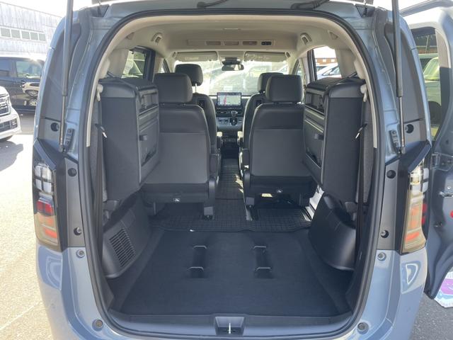 フリード ｅ：ＨＥＶエアーＥＸ　ワンオーナー　禁煙車　純正ナビ　ＥＴＣ　ブラインドスポットインフォメーション　両側電動ドア　ＥＳＣ　ＤＶＤ　サイドエアバッグ　フルオートエアコン　全周囲カメラ　前後誤発進抑制　両側ＰＳＤ　フルセグ（23枚目）