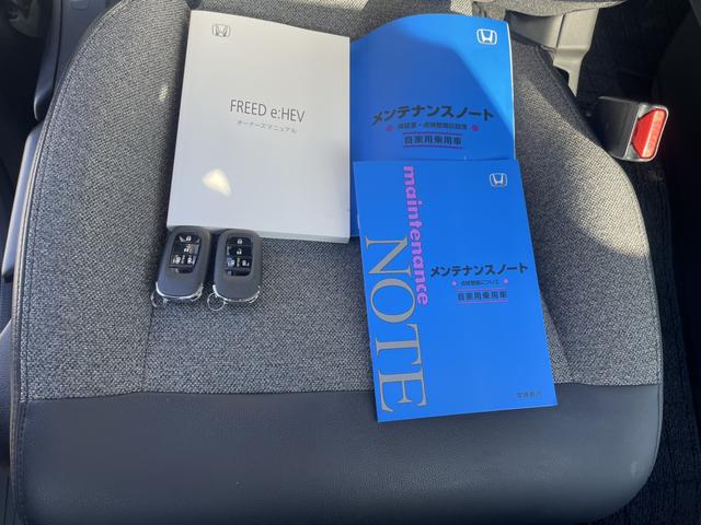 フリード ｅ：ＨＥＶエアーＥＸ　ワンオーナー　禁煙車　純正ナビ　ＥＴＣ　ブラインドスポットインフォメーション　両側電動ドア　ＥＳＣ　ＤＶＤ　サイドエアバッグ　フルオートエアコン　全周囲カメラ　前後誤発進抑制　両側ＰＳＤ　フルセグ（26枚目）
