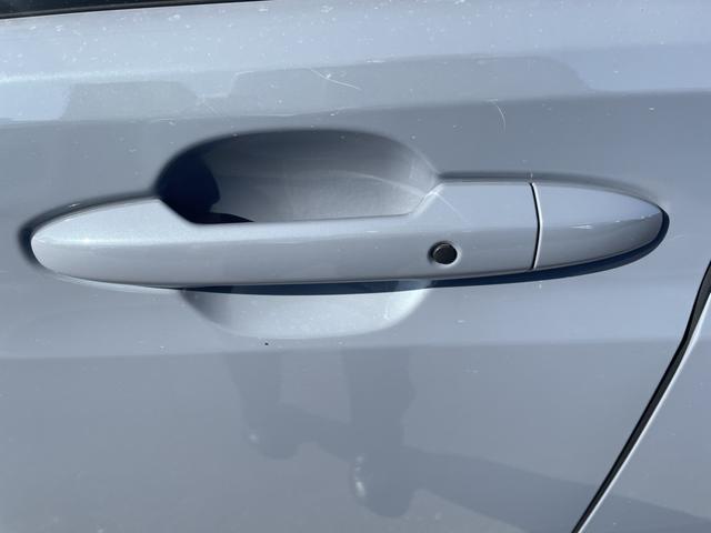 フリード ｅ：ＨＥＶエアーＥＸ　ワンオーナー　禁煙車　純正ナビ　ＥＴＣ　ブラインドスポットインフォメーション　両側電動ドア　ＥＳＣ　ＤＶＤ　サイドエアバッグ　フルオートエアコン　全周囲カメラ　前後誤発進抑制　両側ＰＳＤ　フルセグ（36枚目）