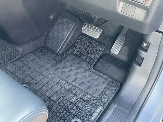 フリード ｅ：ＨＥＶエアーＥＸ　ワンオーナー　禁煙車　純正ナビ　ＥＴＣ　ブラインドスポットインフォメーション　両側電動ドア　ＥＳＣ　ＤＶＤ　サイドエアバッグ　フルオートエアコン　全周囲カメラ　前後誤発進抑制　両側ＰＳＤ　フルセグ（55枚目）