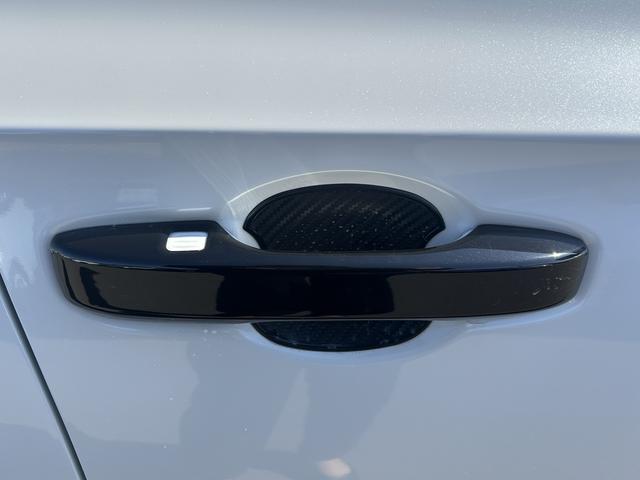 �y�h�A�n���h���z�g���������X�}�[�g�L�[���g�т��A���b�N�{�^���A�h�A�n���h���𑀍삷�邱�ƂŎ{����������ł��܂��B