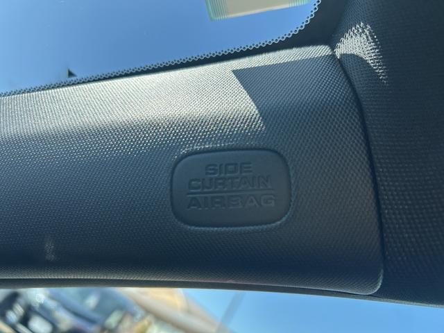 �y�T�C�h�J�[�e���G�A�o�b�N�z�����̓V�䕔�ɂ���G�A�o�b�O�ł��B���ʂ���̏Փ˂ɂ��A�G�A�o�b�O���c��݁A����̓����ւ̏Ռ����ɘa���܂��B