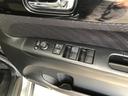【窓操作部分】運転席のスイッチでは、すべてのウィンドーの開閉操作を行うことができます。