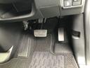 【運転席】アクセル、ブレーキはこのようになっております。