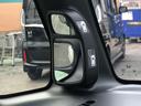 【ピタ駐ミラー】運転席に座った状態で死角になりやすい左側やクルマの後ろの様子まで確認でき、幅寄せや縦列駐車、車庫入れの際に役立ちます。