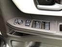 【窓操作部分】運転席のスイッチでは、すべてのウィンドーの開閉操作を行うことができます。
