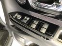 【窓操作部分】運転席のスイッチでは、すべてのウィンドーの開閉操作を行うことができます。