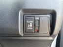 【片側電動スライドドア】リモコンや運転席のスイッチ操作のほか、ドアハンドルを少し引くだけでリアドアが自動開閉します♪