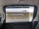 【ロールサンシェード】後席には、日差しをやわらげるロールサンシェードがついています!お昼寝にもぴったりです♪