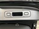 【電動式リアテールゲート】両手が塞がっていても、ワンタッチボタン（またはリモコンキー）でリアテールゲートを自動で開閉できます♪