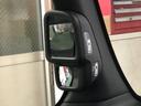 【ピタ駐ミラー】運転席に座った状態で死角になりやすい左側やクルマの後ろの様子まで確認でき、幅寄せや縦列駐車、車庫入れの際に役立ちます。