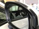 【ブラインドスポットインフォメーション】走行中に、斜め後ろの車を検知すると、ドアミラーのマーク点灯にてお知らせします。