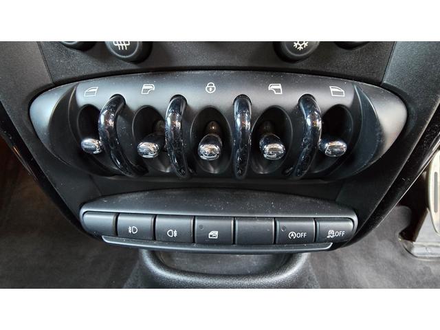 パワーウィンドウやドアロック、アイドリングストップなどこちらで操作します