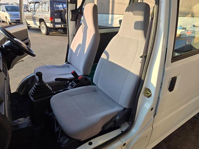 サンバーバン 　ワンオーナー　２シーター　マニュアル５速車　エアコン　パワステ　両側スライドドア　運転席エアバッグ（13枚目）