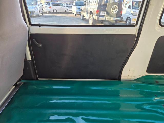 サンバーバン 　ワンオーナー　２シーター　マニュアル５速車　エアコン　パワステ　両側スライドドア　運転席エアバッグ（16枚目）