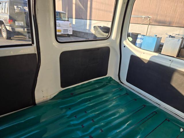 サンバーバン 　ワンオーナー　２シーター　マニュアル５速車　エアコン　パワステ　両側スライドドア　運転席エアバッグ（18枚目）