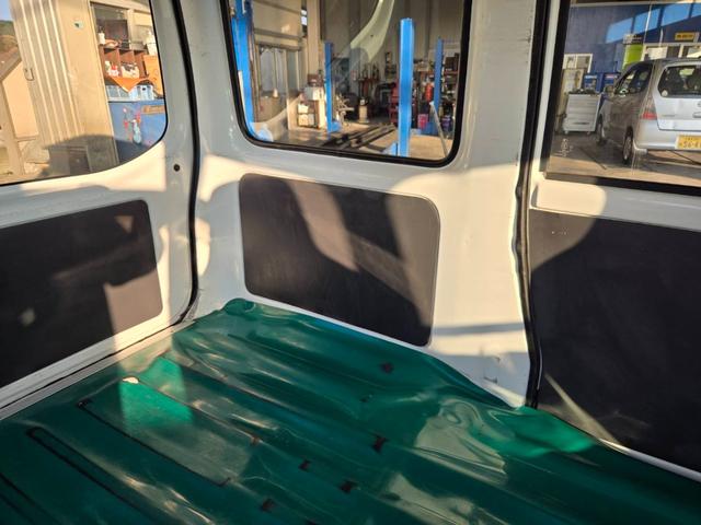 サンバーバン 　ワンオーナー　２シーター　マニュアル５速車　エアコン　パワステ　両側スライドドア　運転席エアバッグ（19枚目）