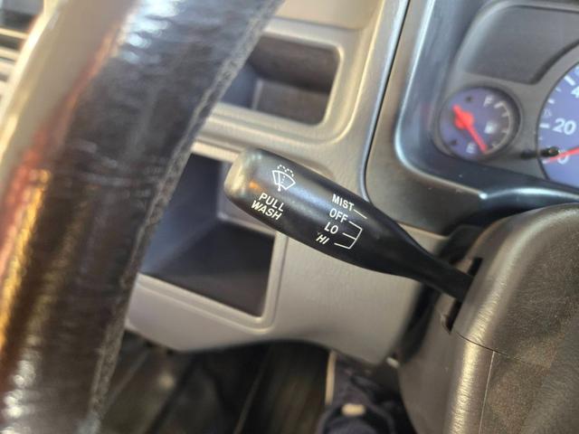 サンバーバン 　ワンオーナー　２シーター　マニュアル５速車　エアコン　パワステ　両側スライドドア　運転席エアバッグ（35枚目）