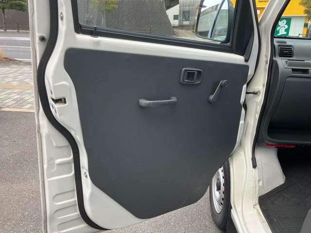 サンバーバン ＶＢ　／２ＷＤ／ＡＴ４速／ハイルーフ／エアコン／パワステ／ダブルエアバッグ／両側スライドドア／スペアキー／型式Ｓ３２１Ｂ／リアワイパー／取説（26枚目）
