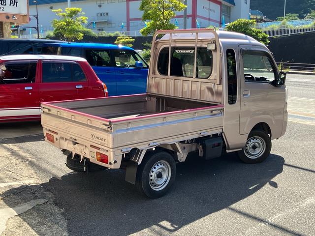 ハイゼットトラック ジャンボＳＡＩＩＩｔ　／２ＷＤ／ＡＴ４速／衝突被害軽減ブレーキ／ＬＥＤライト／キーレスエントリー＆スペアキー／三方開／作業灯／ゲートチェーン／荷台ラバーマット／アオリ保護カバーピンク（4枚目）
