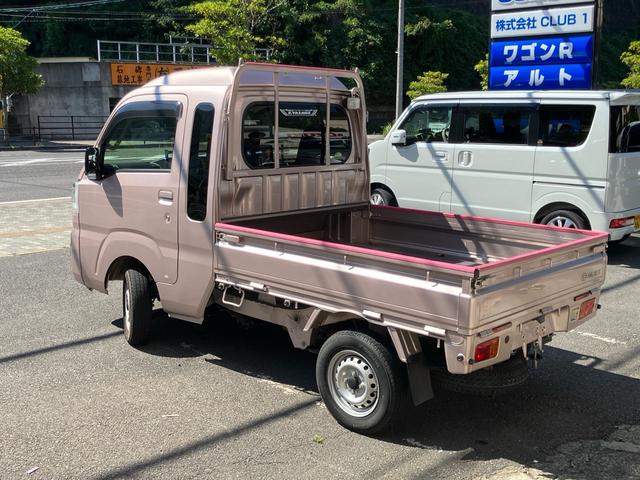 ハイゼットトラック ジャンボＳＡＩＩＩｔ　／２ＷＤ／ＡＴ４速／衝突被害軽減ブレーキ／ＬＥＤライト／キーレスエントリー＆スペアキー／三方開／作業灯／ゲートチェーン／荷台ラバーマット／アオリ保護カバーピンク（5枚目）