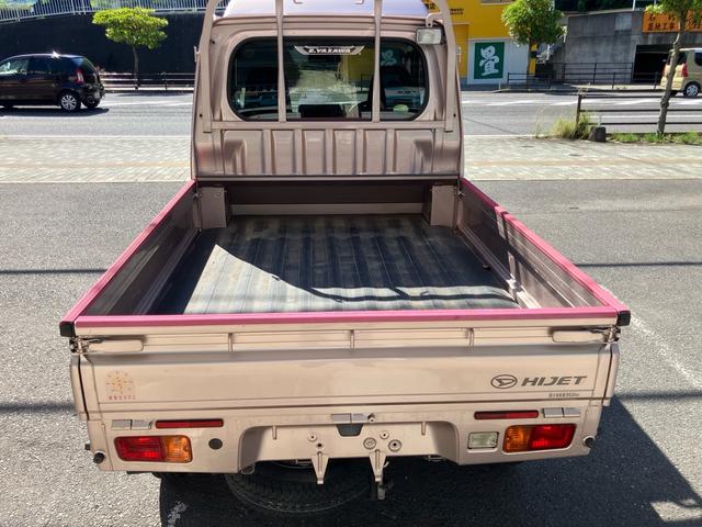 ハイゼットトラック ジャンボＳＡＩＩＩｔ　／２ＷＤ／ＡＴ４速／衝突被害軽減ブレーキ／ＬＥＤライト／キーレスエントリー＆スペアキー／三方開／作業灯／ゲートチェーン／荷台ラバーマット／アオリ保護カバーピンク（6枚目）