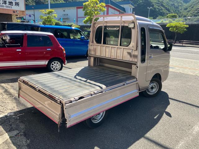 ハイゼットトラック ジャンボＳＡＩＩＩｔ　／２ＷＤ／ＡＴ４速／衝突被害軽減ブレーキ／ＬＥＤライト／キーレスエントリー＆スペアキー／三方開／作業灯／ゲートチェーン／荷台ラバーマット／アオリ保護カバーピンク（9枚目）